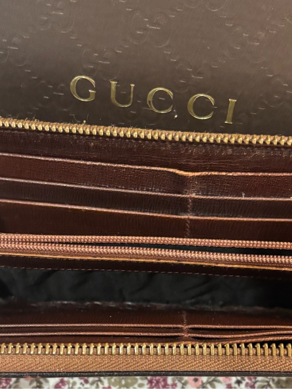Gucci Beige GG Canvas Zip Wallet with Green and Red Heart Motifs. - Picture 6 of 14